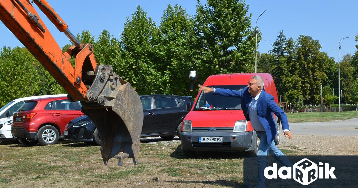 Със знаковата първа копка днес бе даден старт на строителните