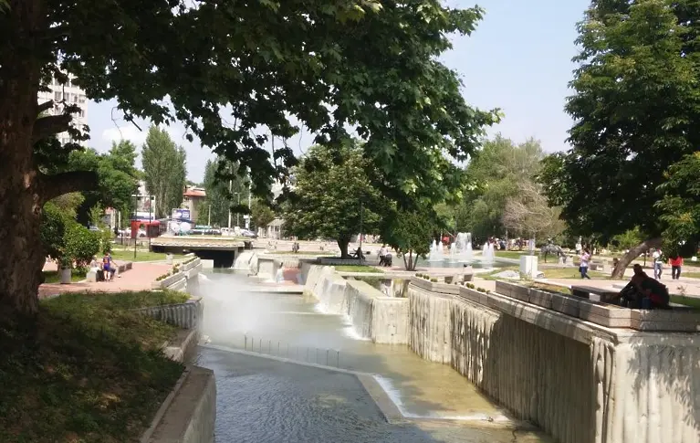 В събота отново ни очаква слънчево време с максимални температури между 33° и 35°