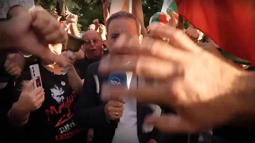 Протестиращи нападнаха тв екип в Сопот, журналист бе ритан и обиждан