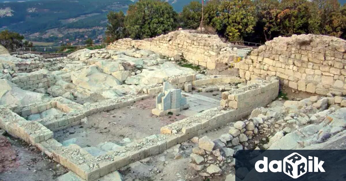 В разгара на археологическия сезон 2025 г екипът работещ на