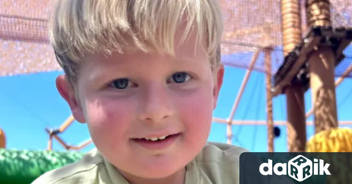 3 годишният Оливър е на детска площадка клекнал под яркото слънце