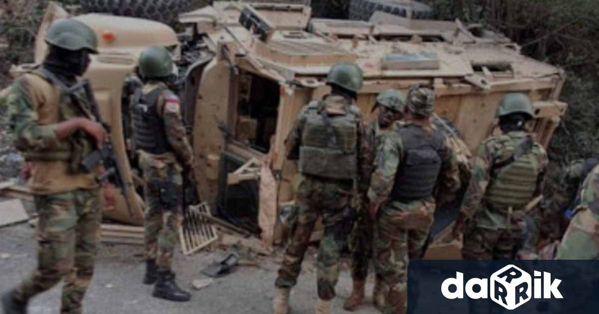 Най малко двама души загинаха а осем полицаи от Кения пострадаха