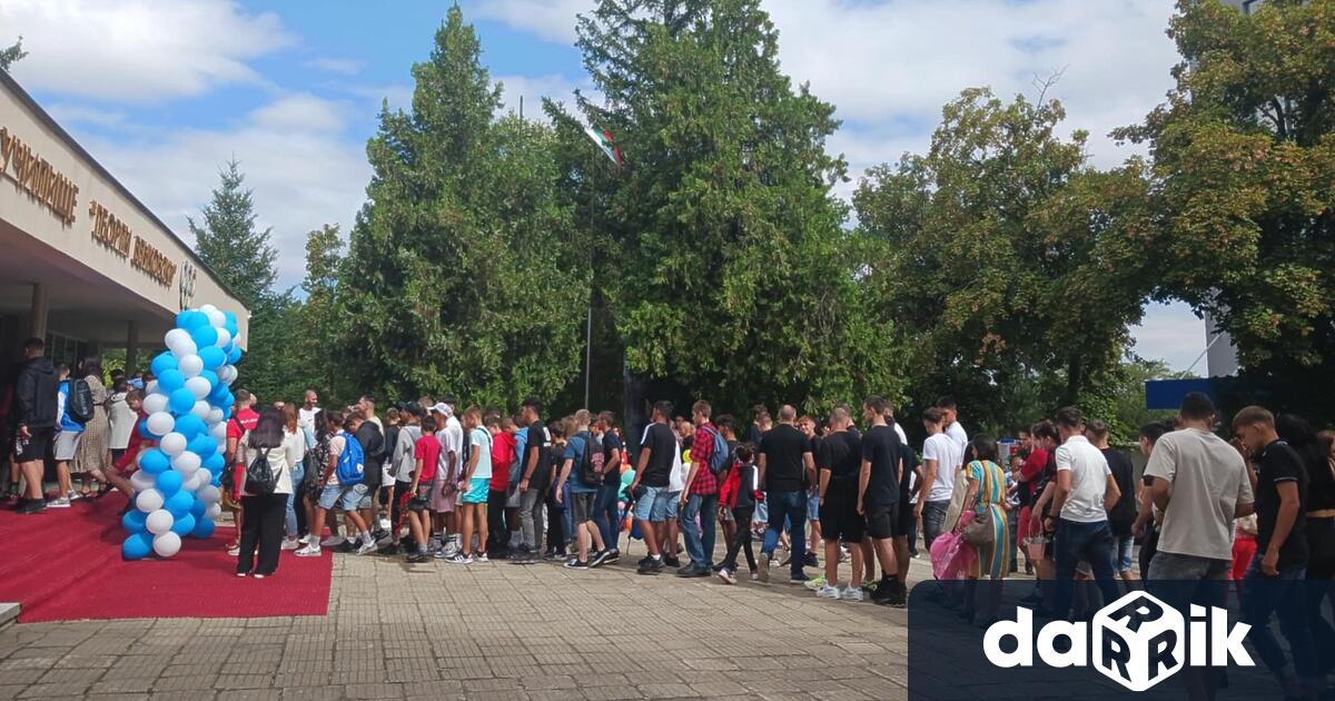 С тържествен ритуал днес беше открита новата учебна година в