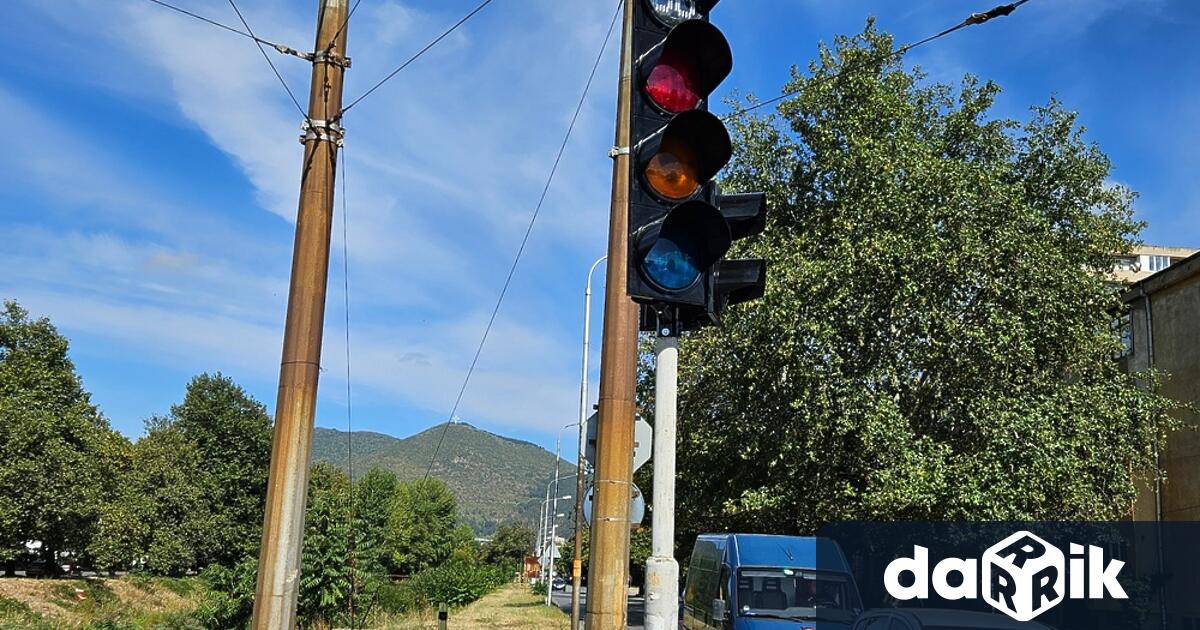 Светофарътна така нареченото стъклено кръстовище временно ще работи на мигаща