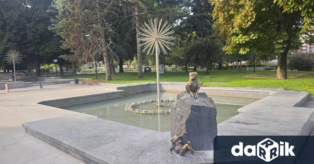 Ново вандалско посегателство е извършено върху скулптурната композиция с жабките