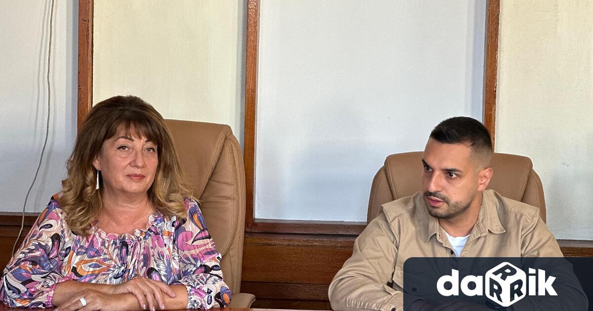 Дни преди старта на новата учебна година областният управител Николай