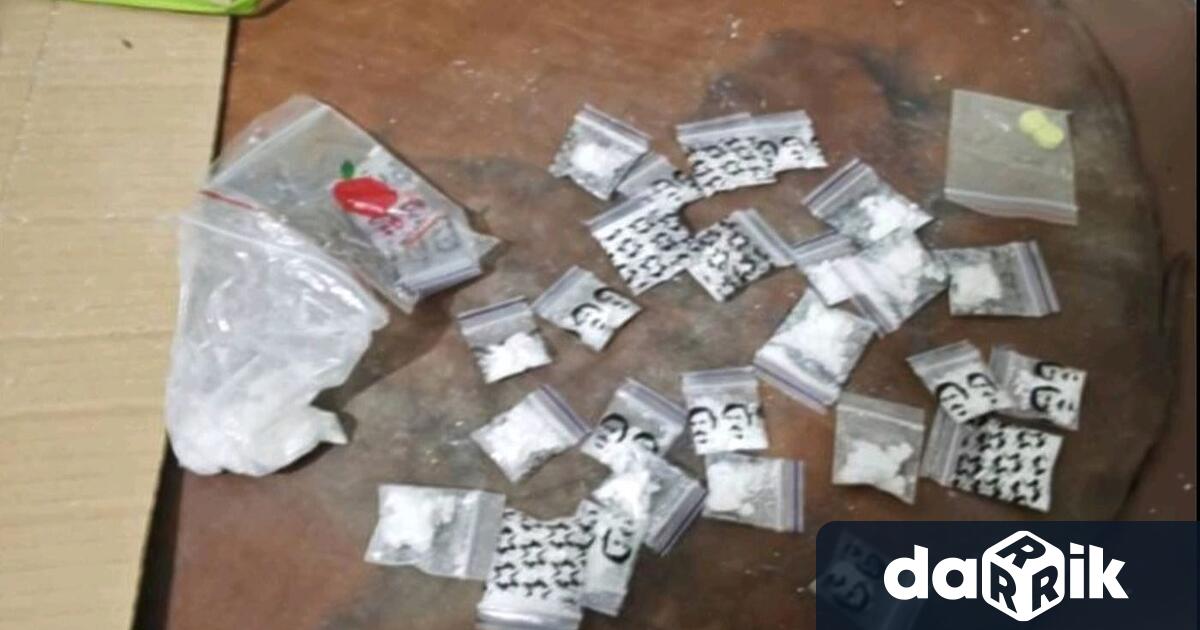 Мъж и две жени са арестувани вчера за наркотици в