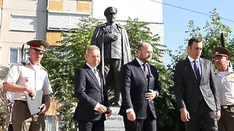 Паметник на ген. Владимир Вазов бе открит в София в Деня на Съединението