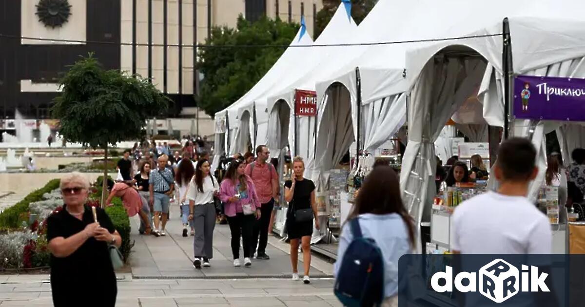 Започна Алея на книгата От днес до 14 септември пред
