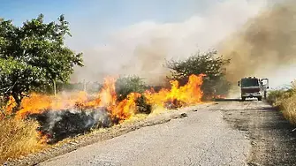 Пожар гори на територията на Сакар, вятърът затруднява гасенето на огъня