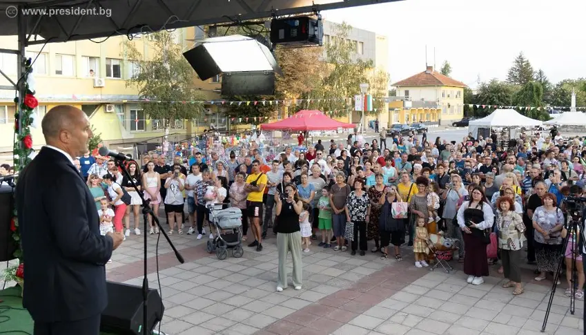 Румен Радев: Гулянци е град със сърдечни жители и задружна общност, която цени приемствеността и взаимното уважение