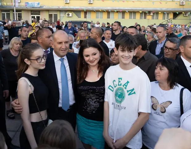  Румен Радев: Гулянци е град със сърдечни поданици и задружна общественост, която цени приемствеността и взаимното почитание 