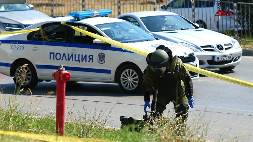 Полицията във Варна отцепи район около спирка заради изоставен куфар