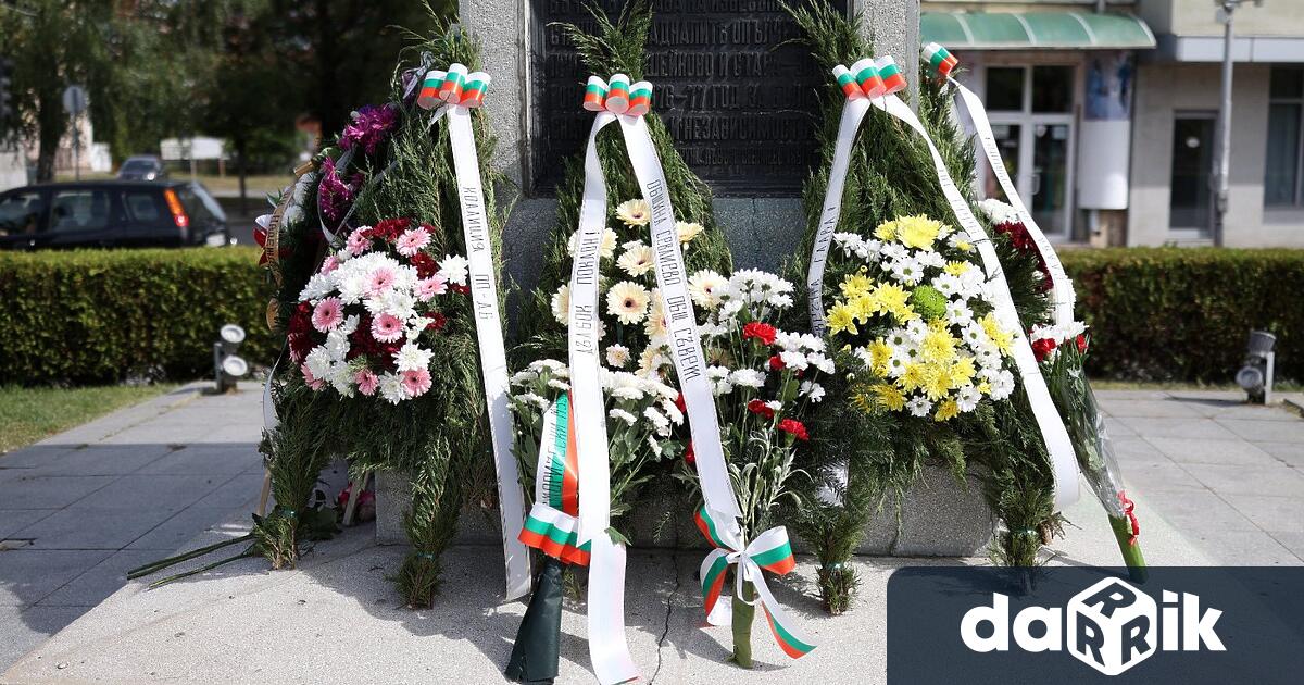 Церемонията започна с химни и патриотични песни в изпълнение на