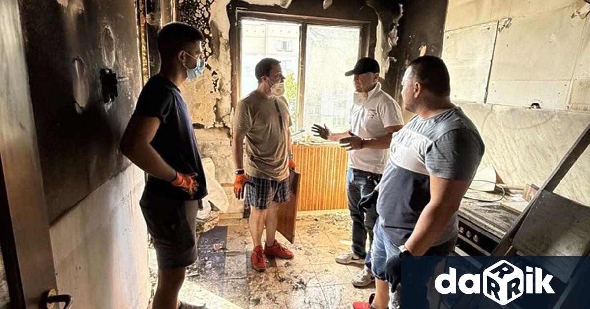 Доброволци се включиха в почистването на опожарен апартамент в блок