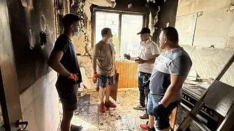 Кметът на Пловдив и доброволци помагат за възстановяване на опожарен дом 