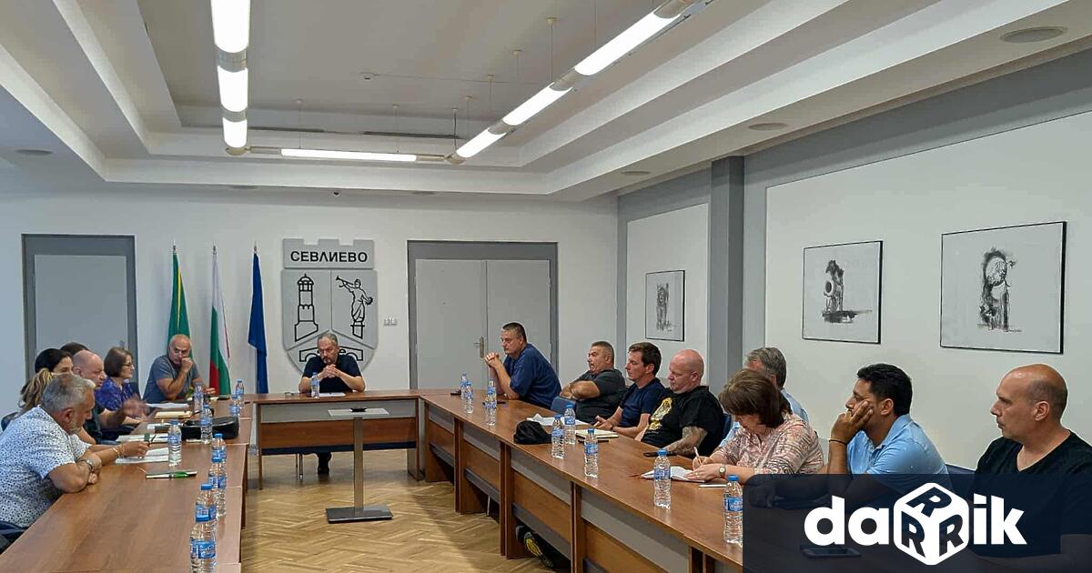 Пролетно подхранване на мечките и ограничаване на популацията това