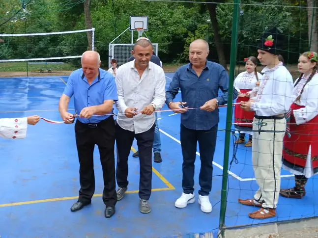 Откриха нова спортна площадка в село Градец