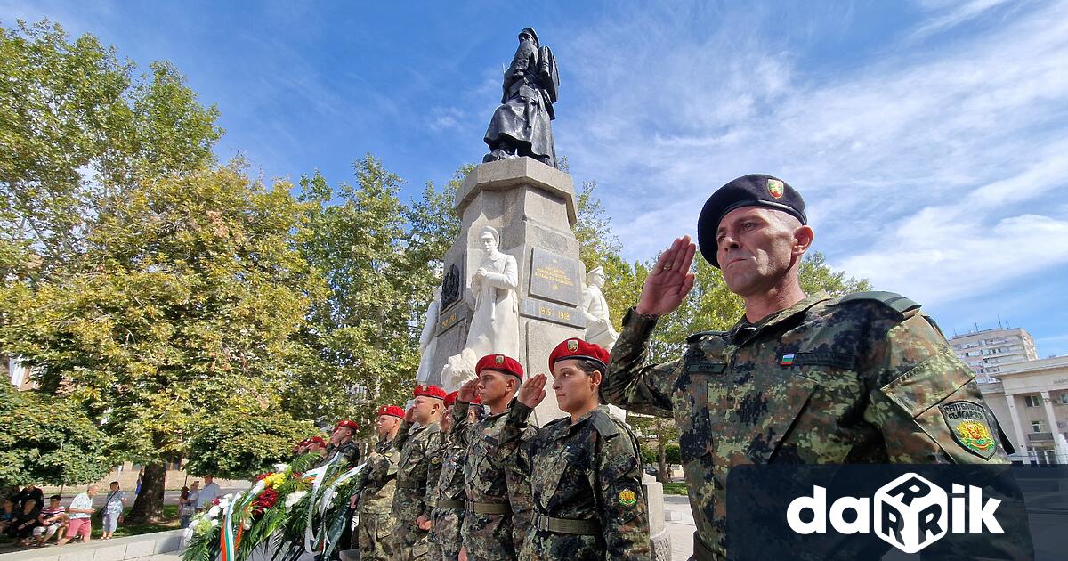 С тържествен ритуал по поднасяне на венци и цветя на