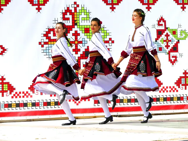  Нова Загора се потопи в багрите на българската шевица и магията на националните обичаи 