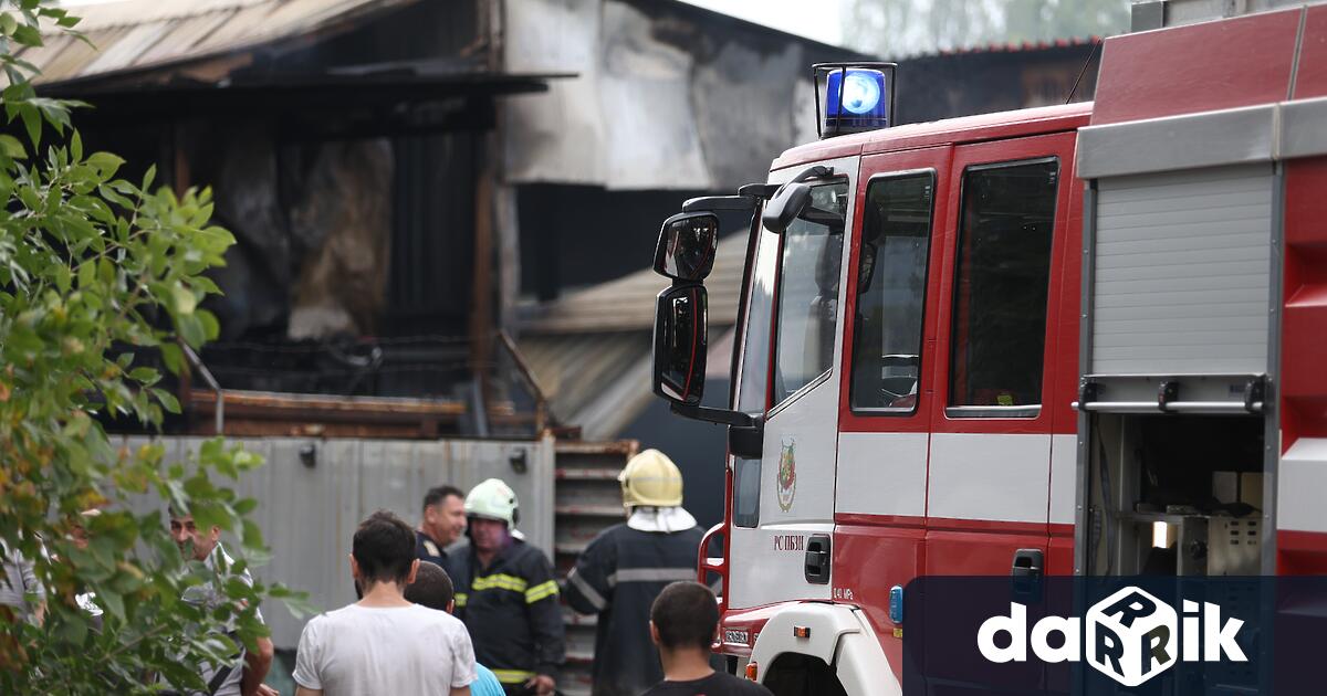 Автосервиз гори в столицата към момента няма данни за пострадали