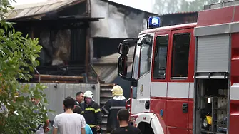 Запали се автосервиз в София