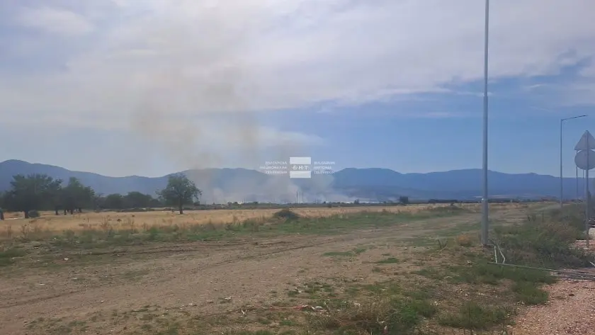 Голям пожар пламна край Сопот