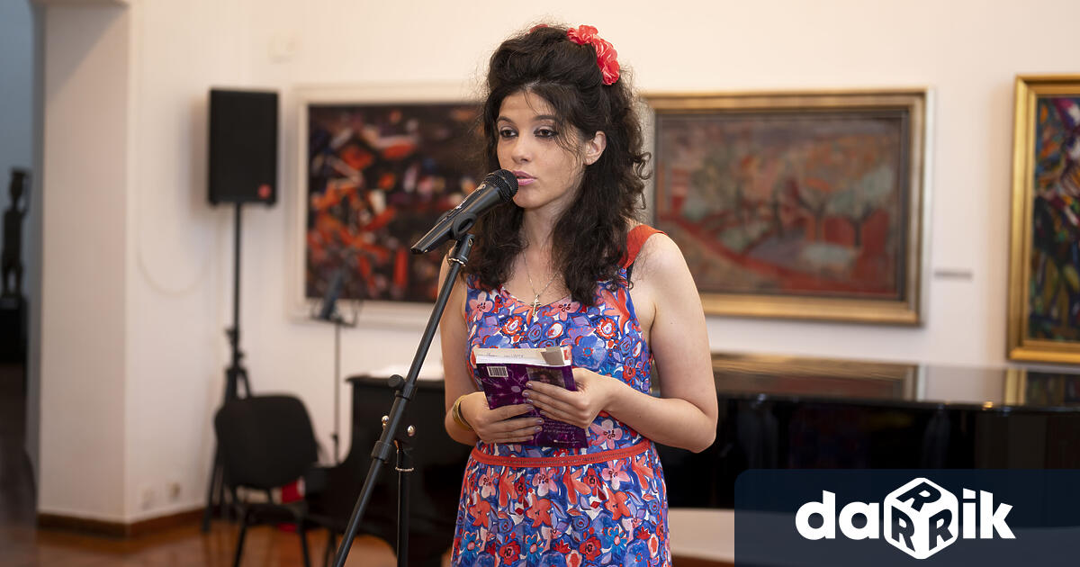 Младата поетеса и писател Людмила Стоянова член на Дружеството на