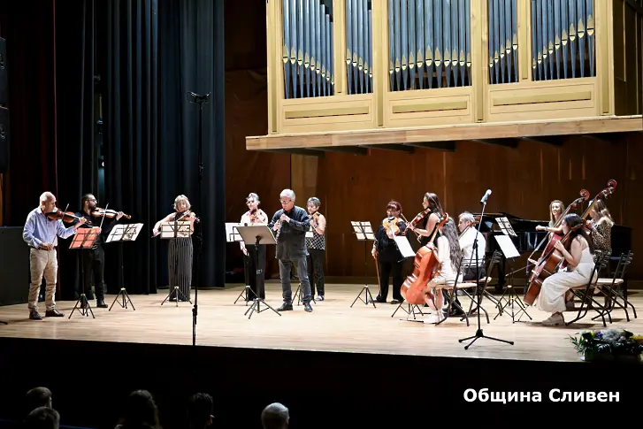Учениците на Георги Калайджиев и Деньо Денев поставиха концерт-спектакъл на сцената на зала „Сливен“