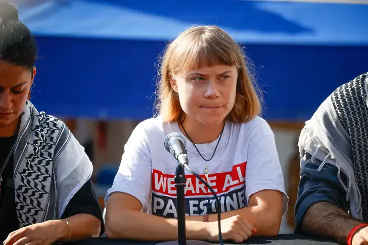 Флотилията на Грета Тунберг за Газа е била ударена от неизвестен обект (ВИДЕО)