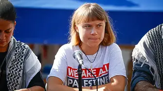 Флотилията на Грета Тунберг за Газа е била ударена от неизвестен обект