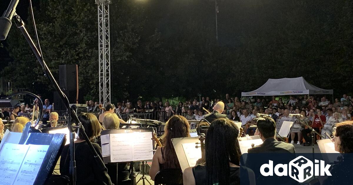 Повече от 140 музиканти изпълниха с чувство на родолюбие и