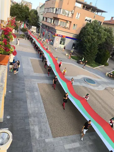 Шествие със 140-метров трибагреник премина през централната част на Сливен за 140 години Съединение