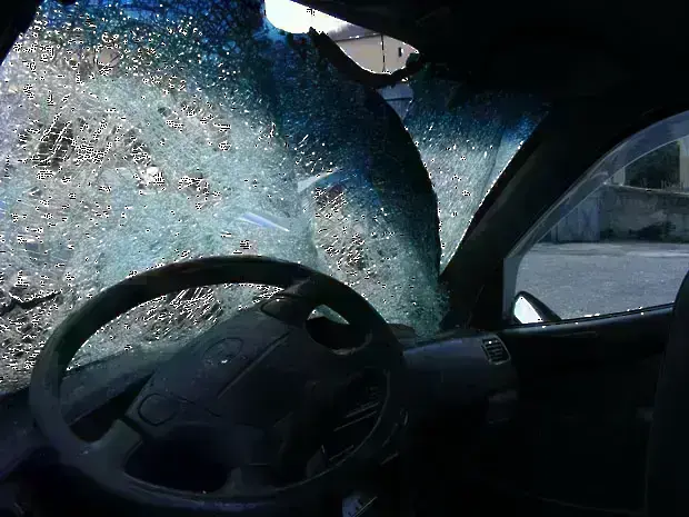 Кола се вряза в жилищен вход в Асеновград след сблъсък с друг автомобил