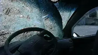 Кола се вряза в жилищен вход в Асеновград след сблъсък с друг автомобил