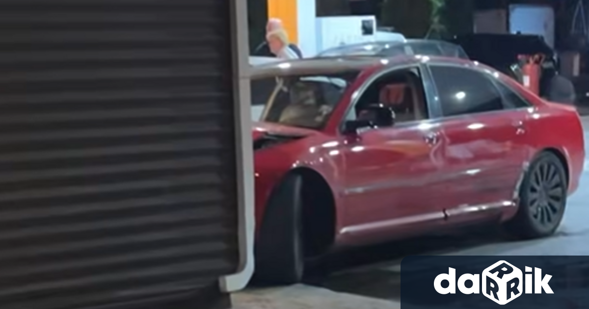 Луксозен автомобил се вряза в столична бензиностанция Това се вижда