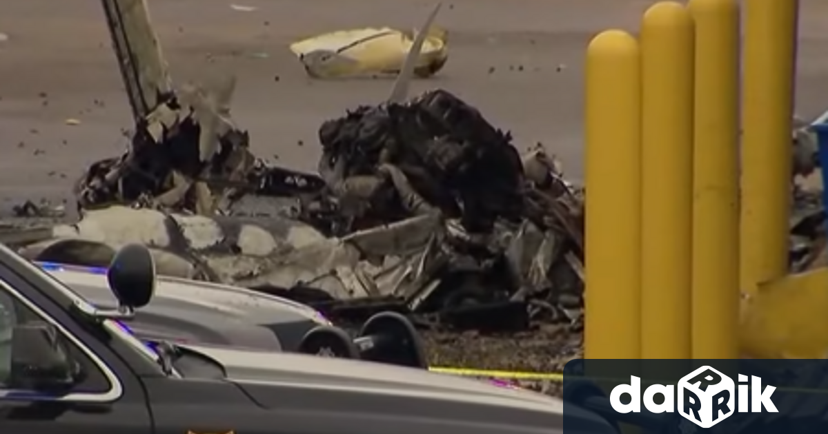 Двама души загинаха днес при катастрофа на малък самолет край