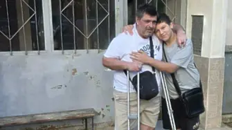 Да помогнем на тежко болен баща с ампутиран крак да изпрати сина си на първия учебен ден