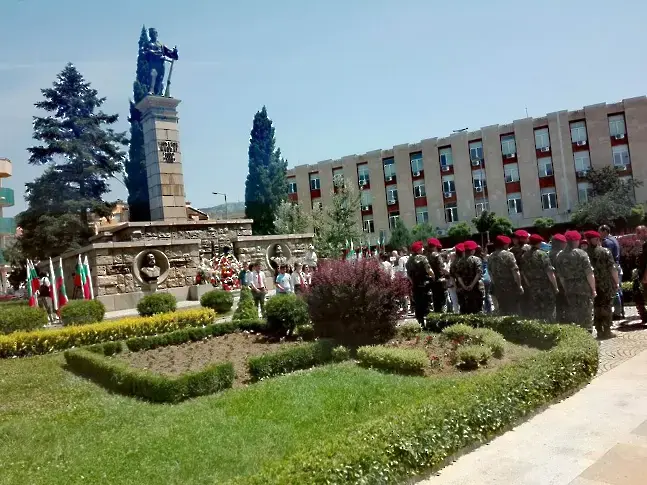 На церемония в Сливен носят 140-метрово българско знаме за отбелязване на 140 години от Съединението