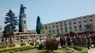 На церемония в Сливен носят 140-метрово българско знаме за отбелязване на 140 години от Съединението