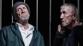Стефан Цанев пристига за премиерата на пиесата „Последната нощ на Сократ“ в Бургас