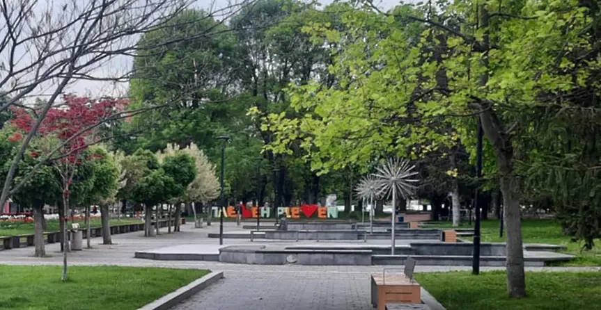 В събота ще преобладава слънчево време с временно увеличение на облачността, предимно висока около и след обед