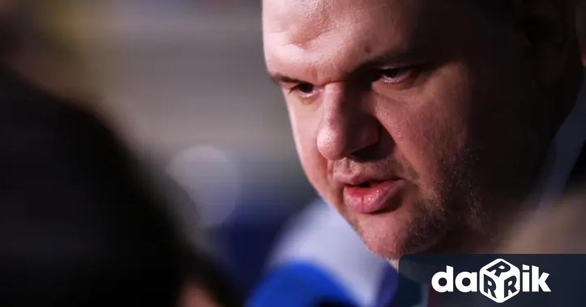 На служебния вход се появи лидерът на ДПС Ново начало Делян