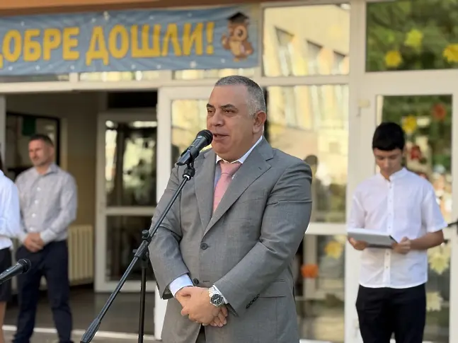Стефан Радев откри новата учебна година в училище „Елисавета Багряна“-Сливен