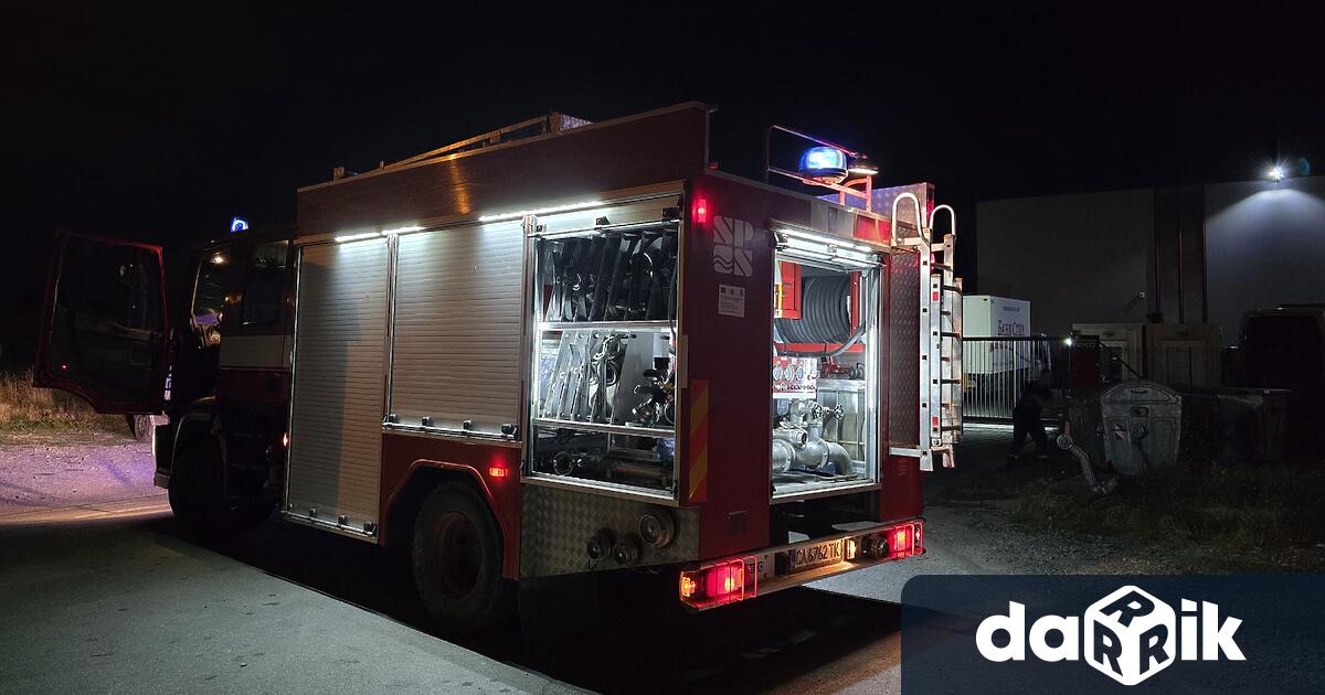 Сухи треви и храсти горят в района на Университетската многопрофилна