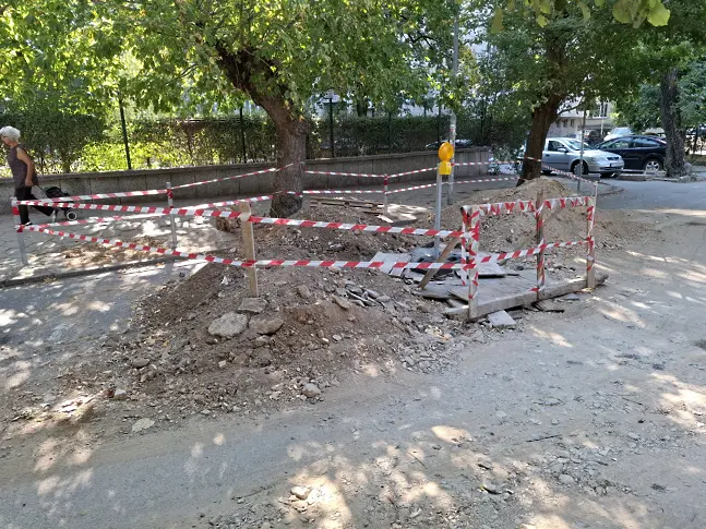 Съставиха акт на фирма, разкопала самоволно улица в центъра на Сливен