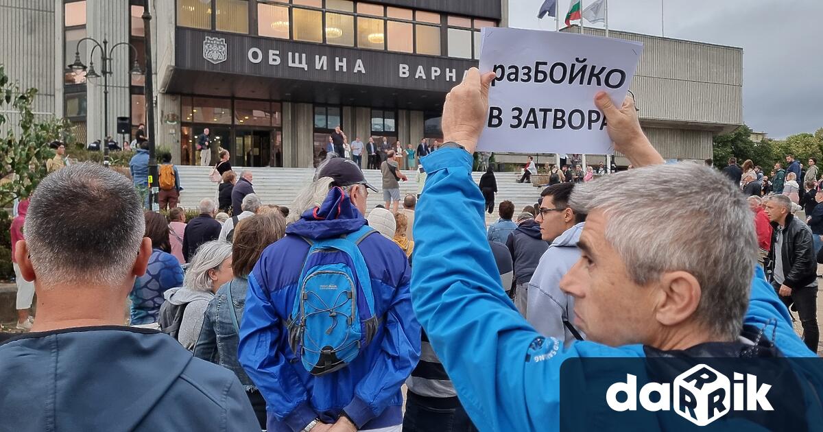 За девети път тази вечер варненци се събраха пред сградата