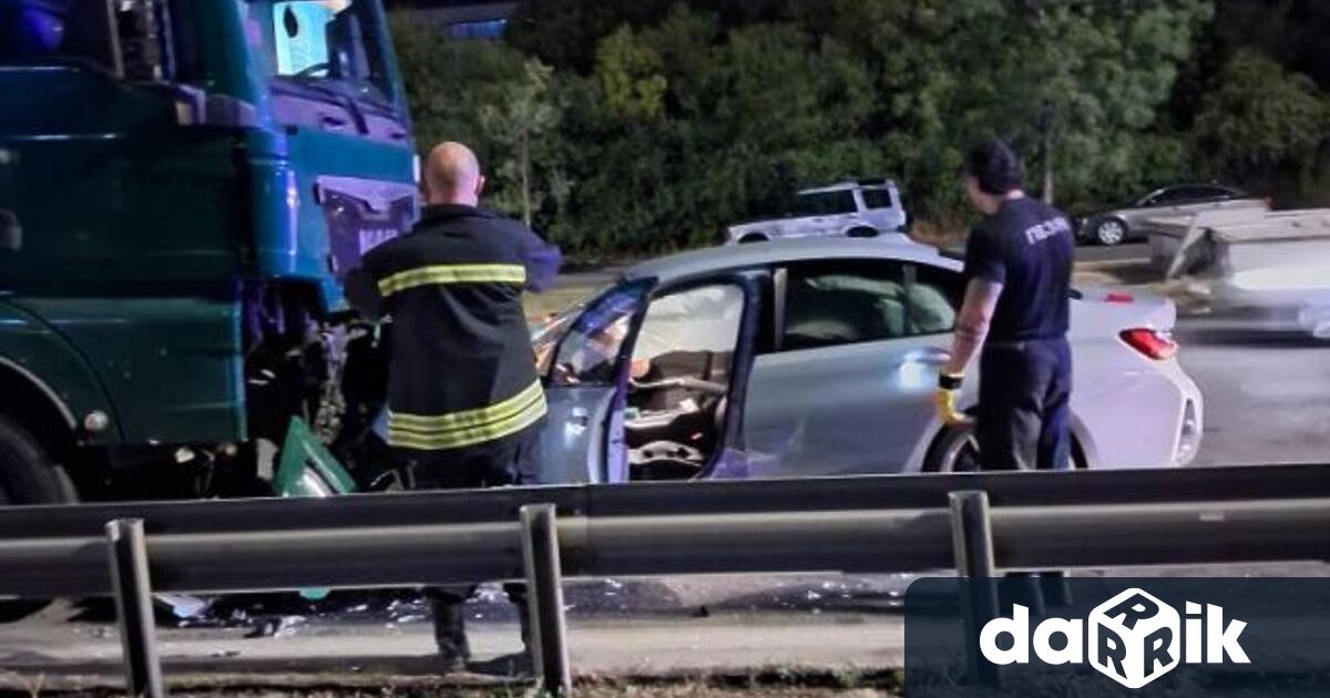 Кола и камион са се сблъскали челно на булевард Цариградско