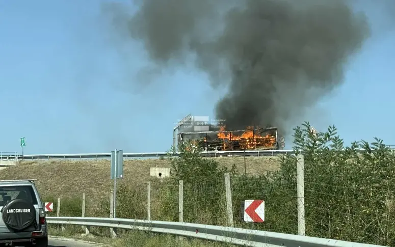 Камион се запали на автомагистрала „Струма”