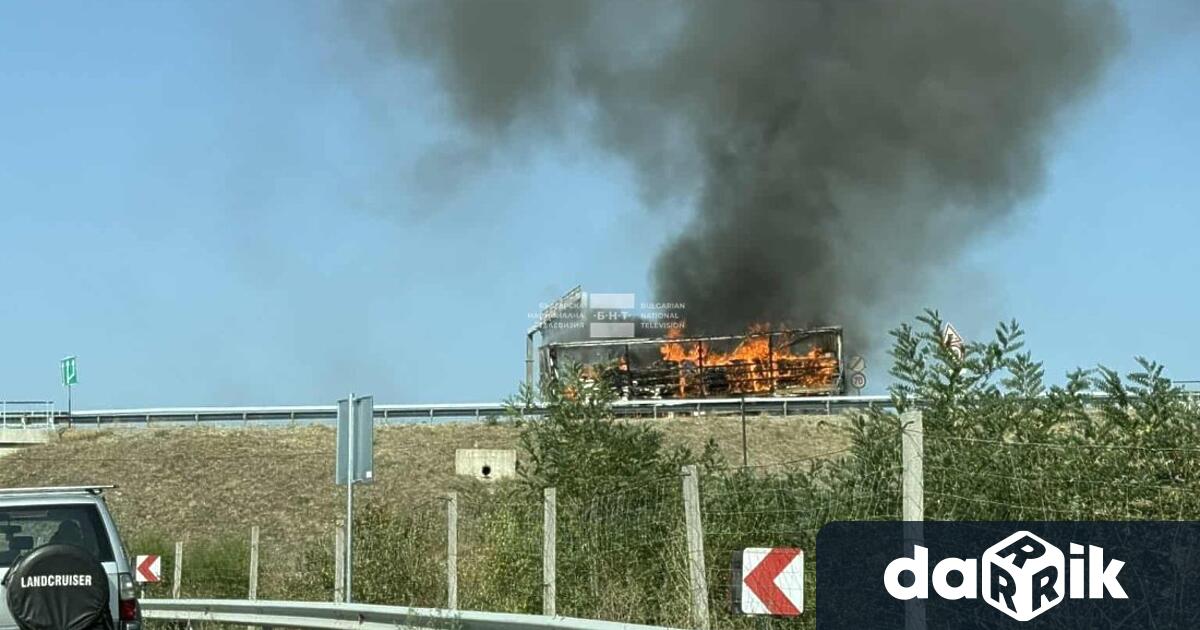 Камион избухна в пламъци и напълно изгоря на магистрала Струма